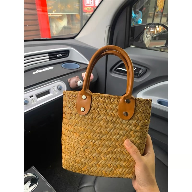 Straw handbag 草编手提包